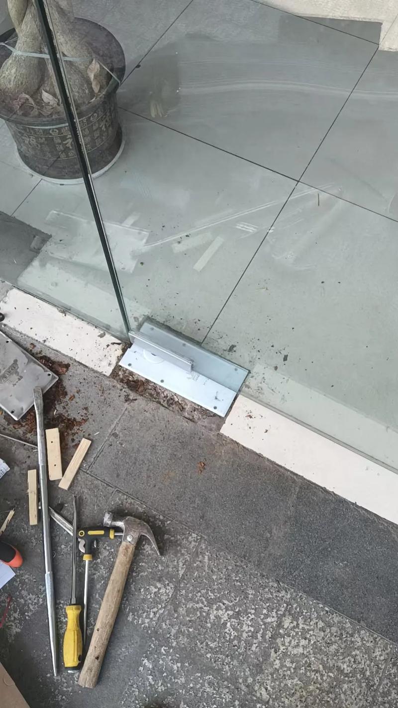 玻璃门歪了最简单处理方法