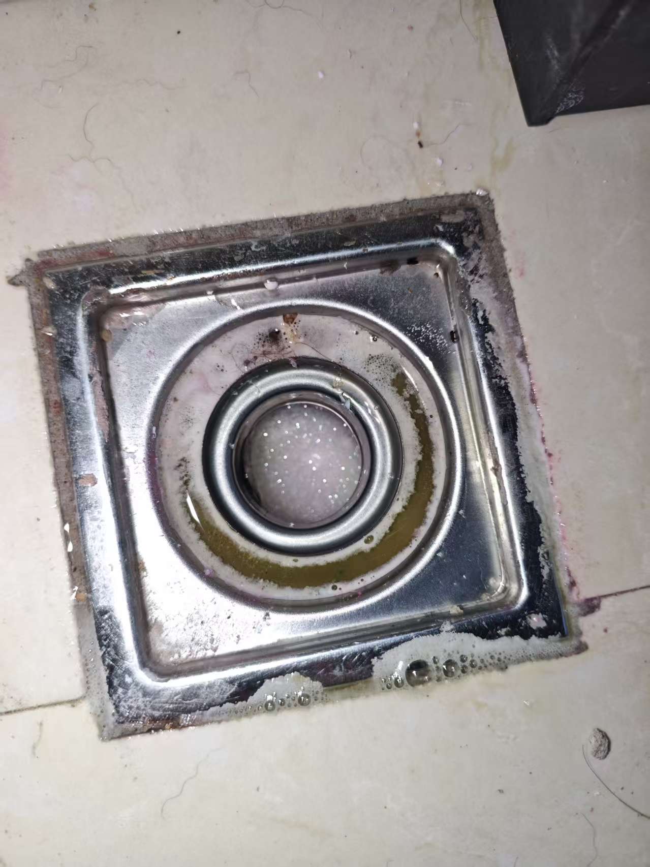水泥结块堵塞下水道，疏通剂为什么发挥不了作用